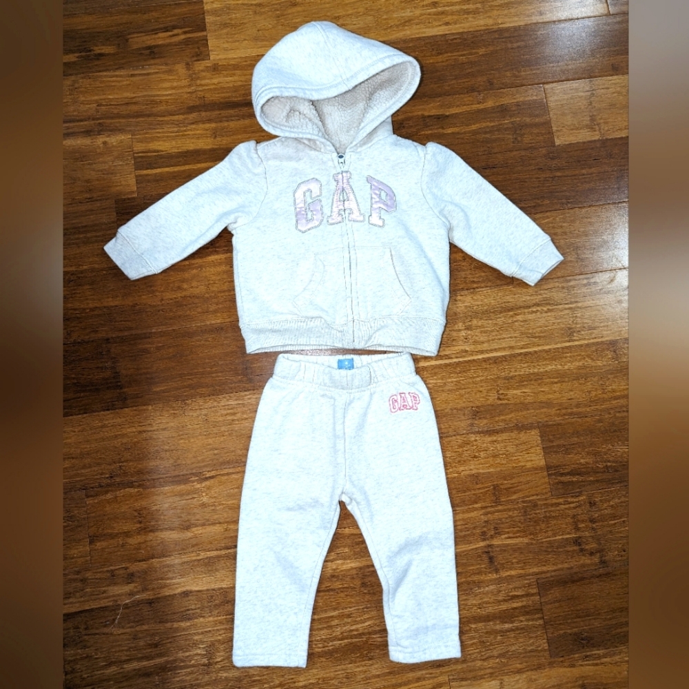 Gap 2pc baby girl Sherpa sweater with sweatpants. EUC.